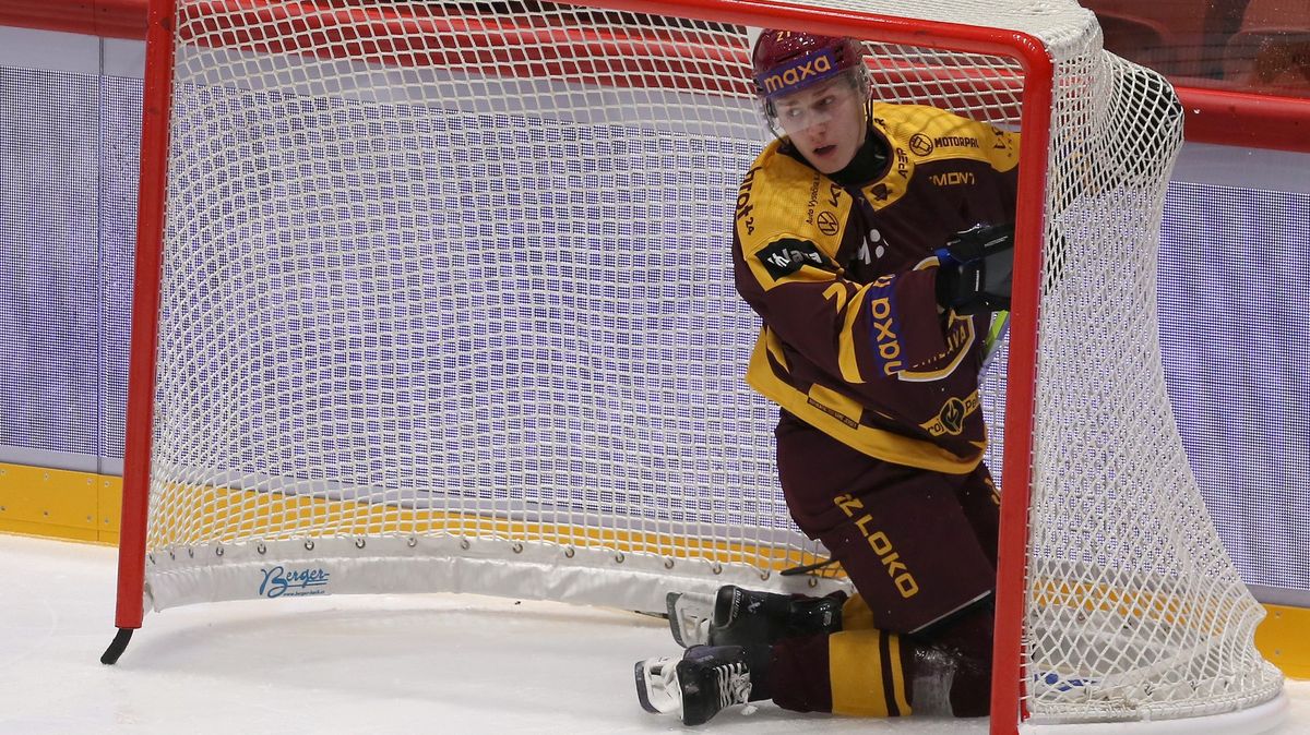 Šest gólů za třetinu! Jihlava rozdrtila výše postaveného soupeře. Slavia svádí urputnou bitvu ve Vsetíně